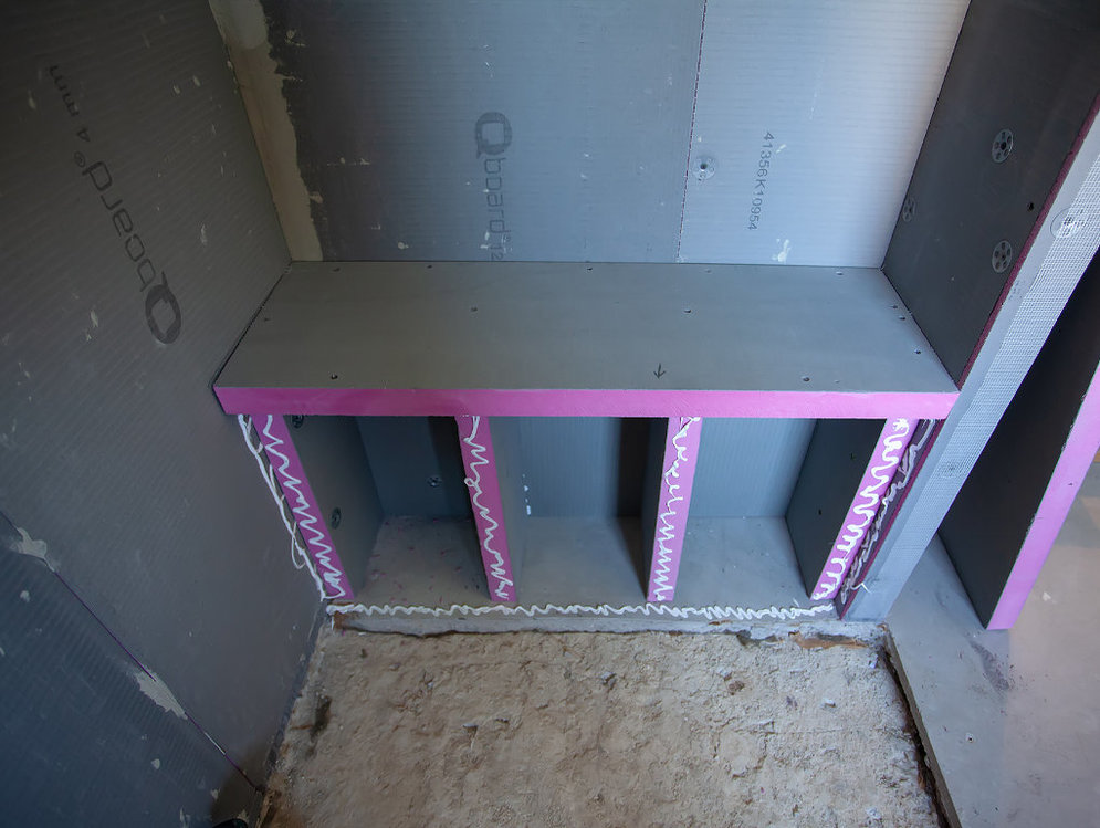 Verklebung von Qboard Bauplatten für eine eckige Sitzbank in der Dusche