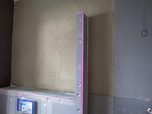 Verklebung von Qboard Bauplatten an der Badezimmerwand