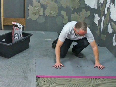 Henning zeigt die Anwendung von Qboard am Boden