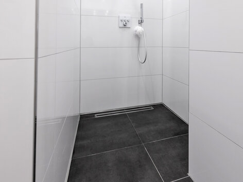 Begehbare Dusche von einem Heimwerker gebaut mit Qboard liquid line