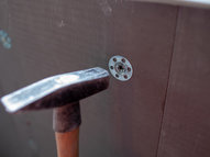 Qboard bouw- en tegelelementen met metalen inslagpennen aan de wand bevestigen