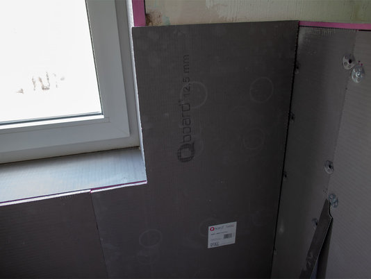 Badkamerwanden recht maken met Qboard basiq bouw- en tegelelementen